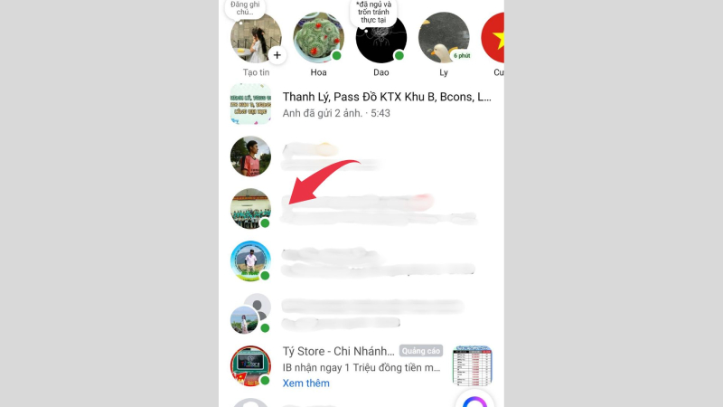 Chọn vào cuộc trò chuyện của một người bạn trên Messenger