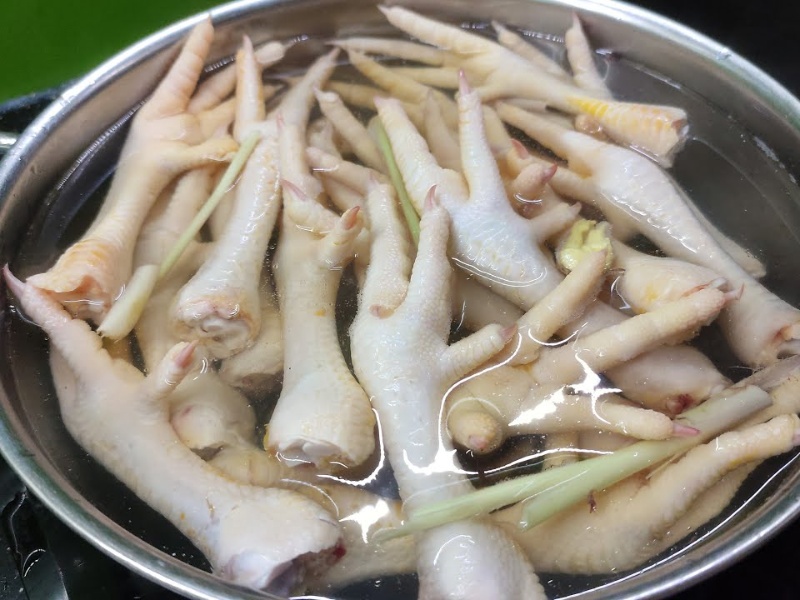 Chân gà được luộc