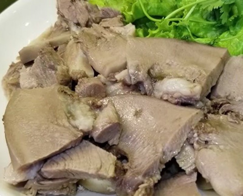 Lưỡi heo được thái miếng vừa ăn