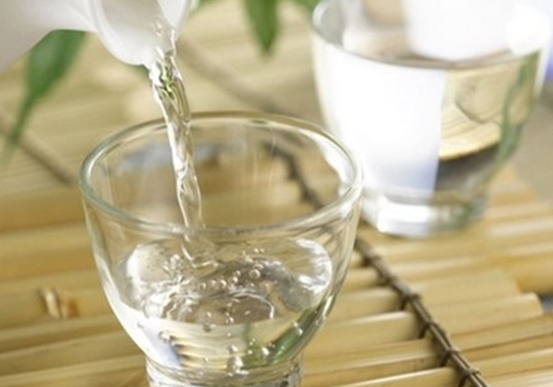 Rượu trắng làm sạch lưỡi heo