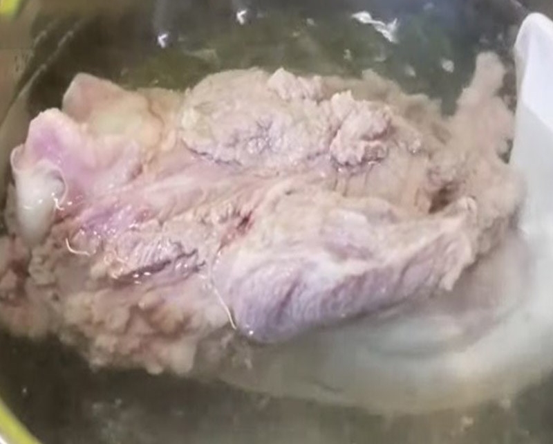 Lưỡi heo được chần sơ bằng nước sôi