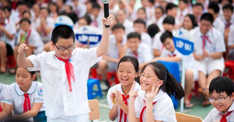 Em học sinh cầm mic đứng dậy trả lời