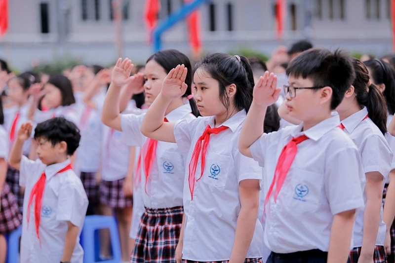 Các em học sinh làm lễ chào cờ