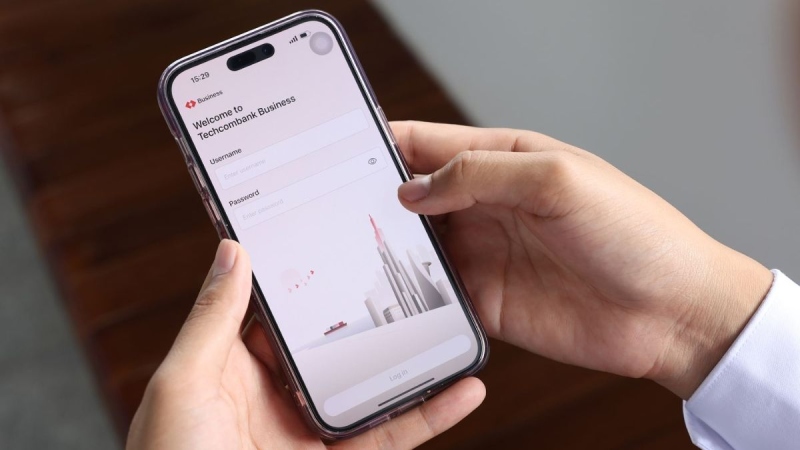 Người dùng đăng nhập ứng dụng Techcombank Business trên điện thoại