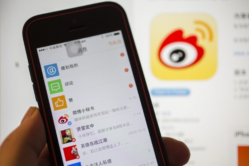 Giao diện Weibo trên điện thoại hiển thị tiếng Trung mặc định