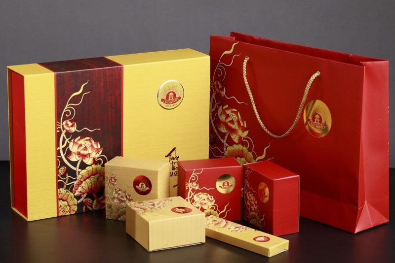 Hộp quà Trung thu sang trọng màu đỏ vàng in hoa sen