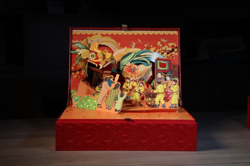 Hộp bánh Trung Thu in hình múa lân hoạt cảnh