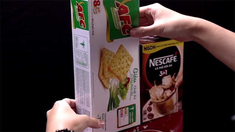 Gắn hộp bánh AFC vào cạnh hộp cà phê Nescafe