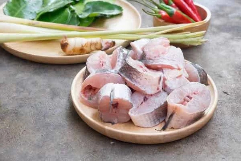 Nguyên liệu làm cá kho: cá, nghệ, sả