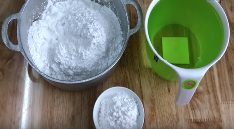 Pha bột làm bánh bèo