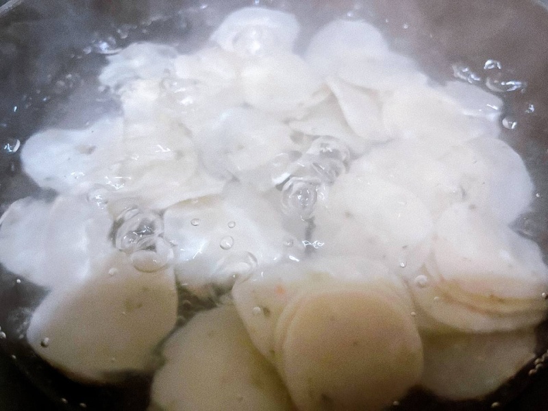 Luộc bánh phồng