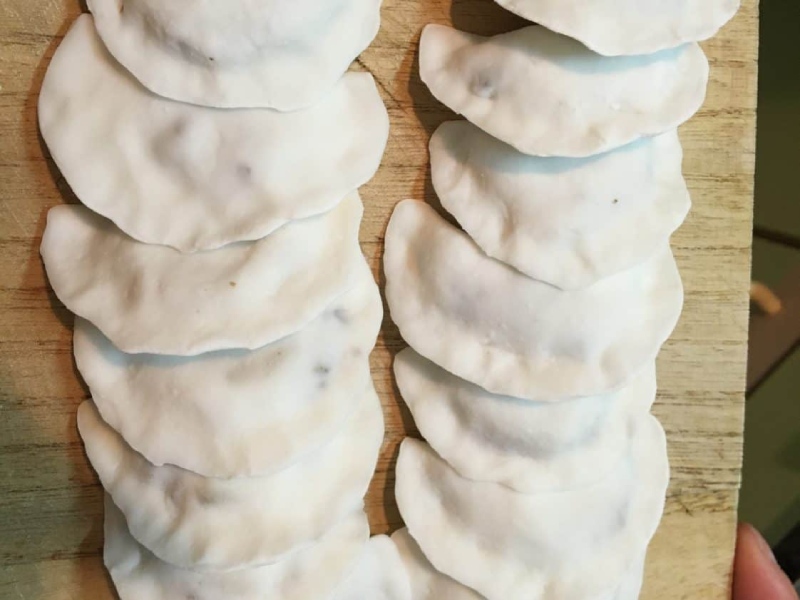 Nặn hình bánh bột lọc