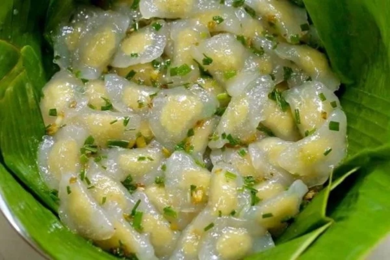 Luộc bánh bột lọc