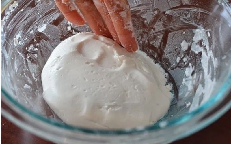 Nhồi bột năng làm bánh