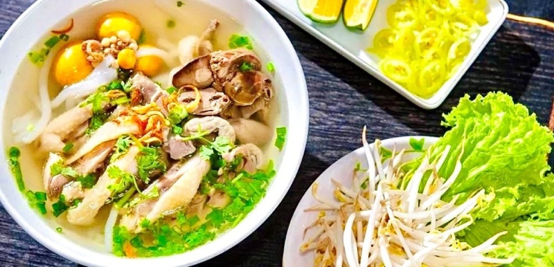 thành phẩm bánh canh gà với nước dùng trong, thịt mềm