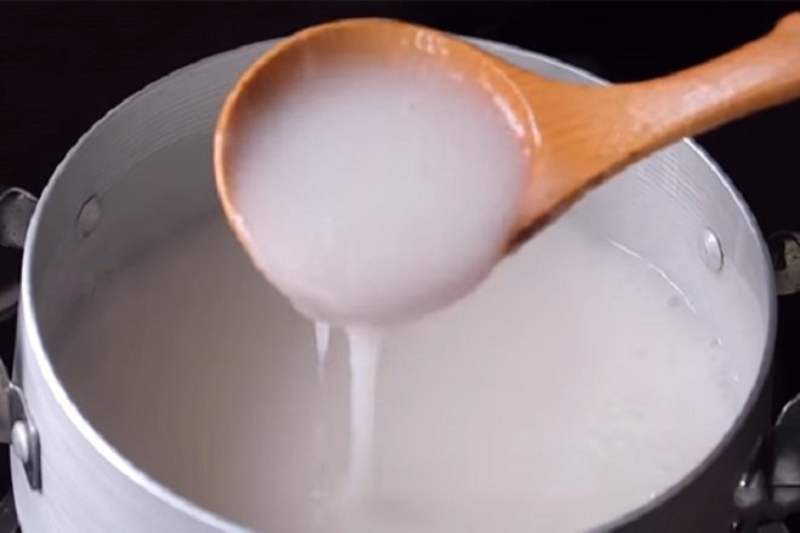 Đổ nước cốt dừa và nước dừa tươi vào nồi
