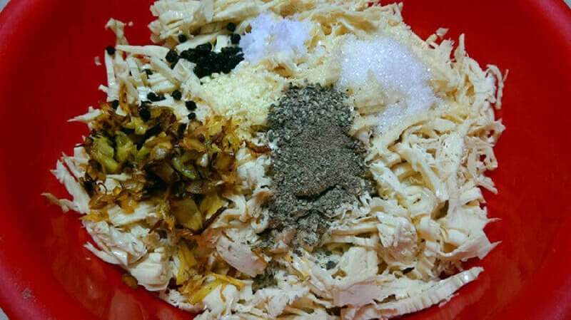 Công đoạn trộn nguyên liệu làm chả chay