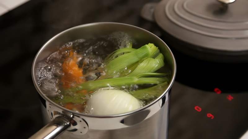 Công đoạn nấu nước dùng bánh canh