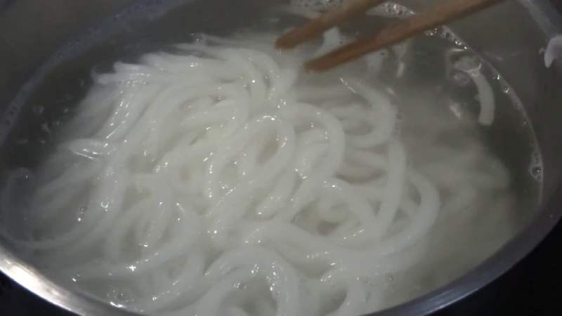 Trụng sơ sợi bánh canh