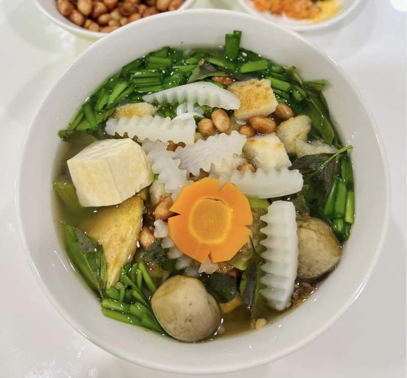 Hoàn thành bánh canh nấm chay với nước hầm rau củ