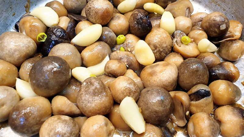 Xào nấm trên chảo nóng đến khi nấm chín mềm