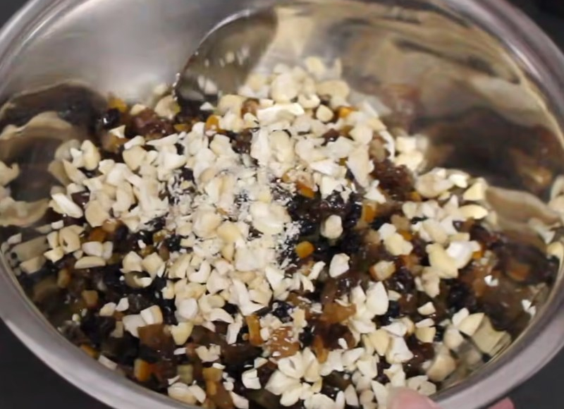 Công đoạn trộn hạt và hoa quả khô