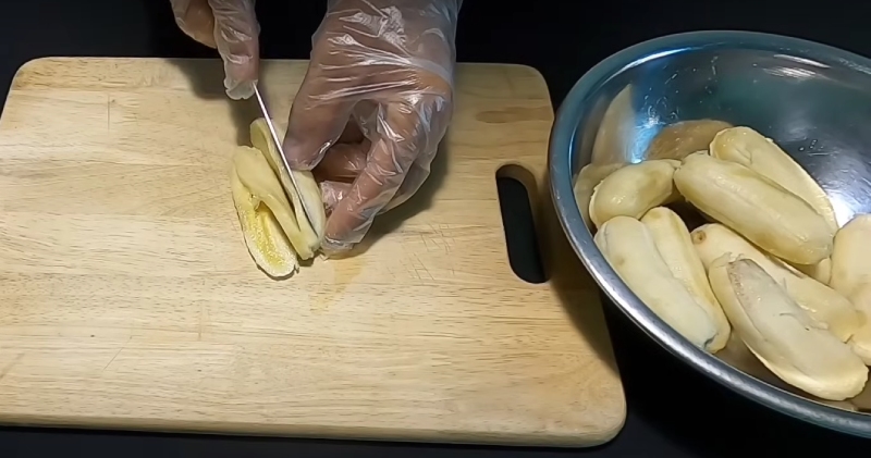 Cắt chuối thành các miếng mỏng
