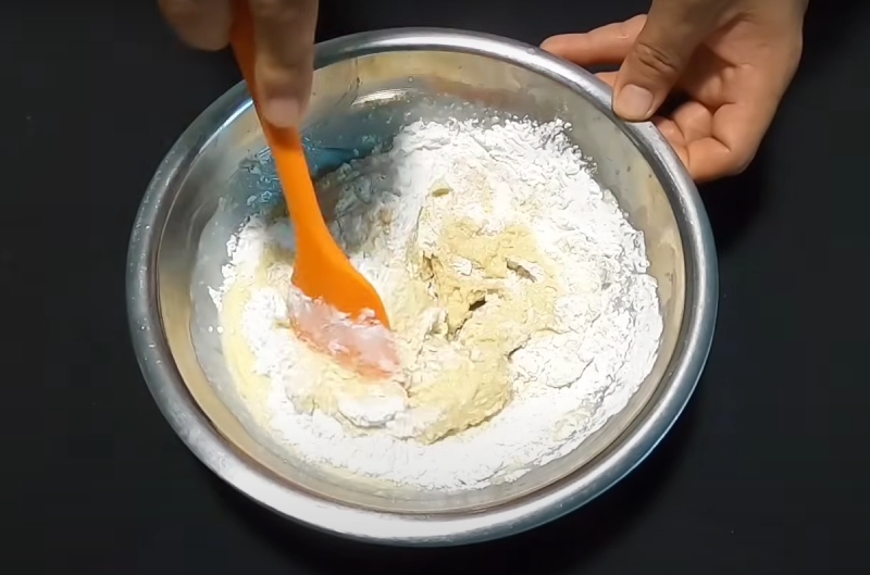 Trộn bột bánh