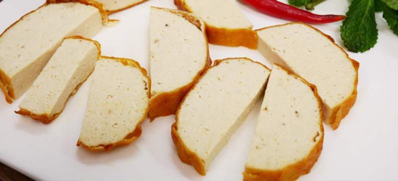 Chiên 1/2 cây chả chay còn lại đến khi vàng đều