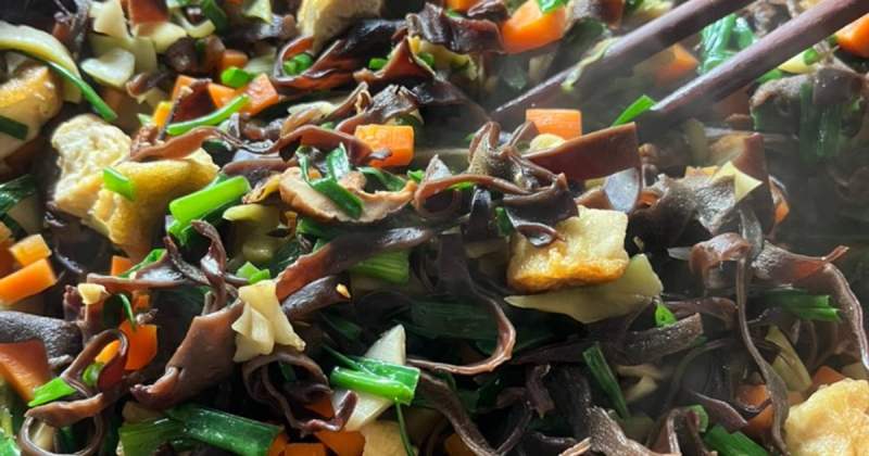 Tiến hành xào phần nhân cho bánh cuốn chay
