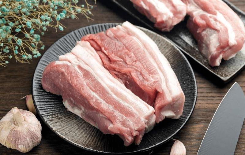 Nên chọn thịt heo có màu hồng tươi