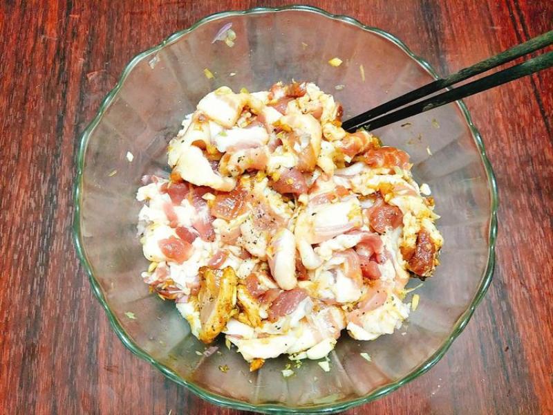 Tiến hành sơ chế thịt và ướp thịt với gia vị