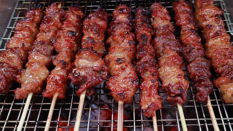 Nướng thịt trên lửa hồng đến khi thịt vàng chín đều