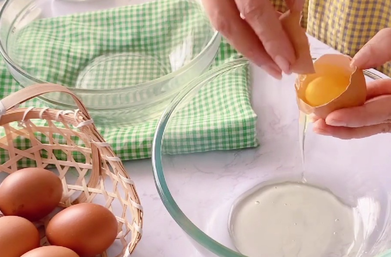 Công đoạn tách lòng đỏ trứng