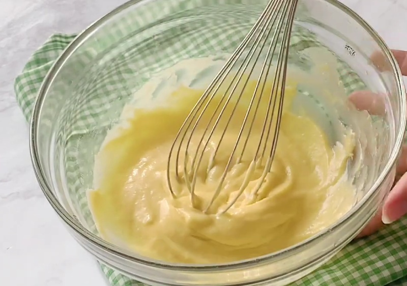 Công đoạn khuấy hỗn hợp bánh Cupcake