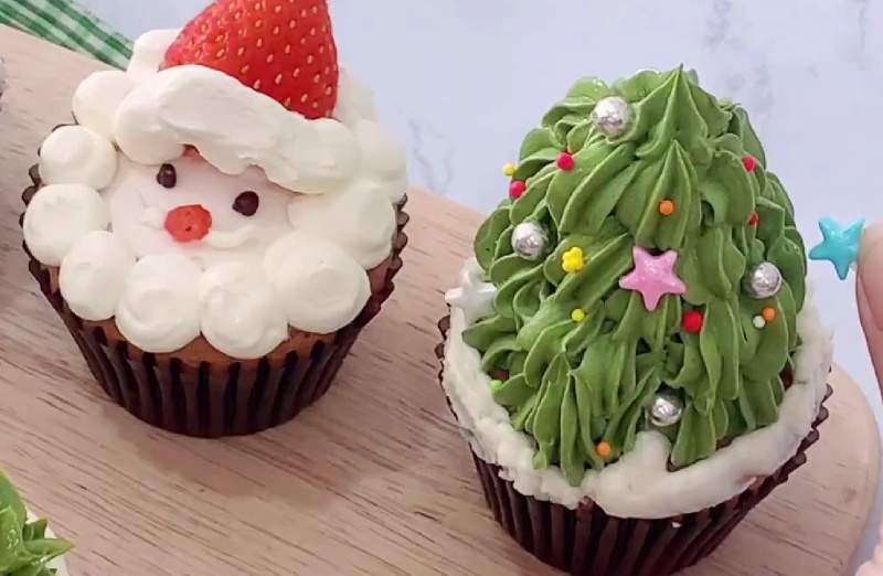 Tạo bánh hình cây thông và trang trí