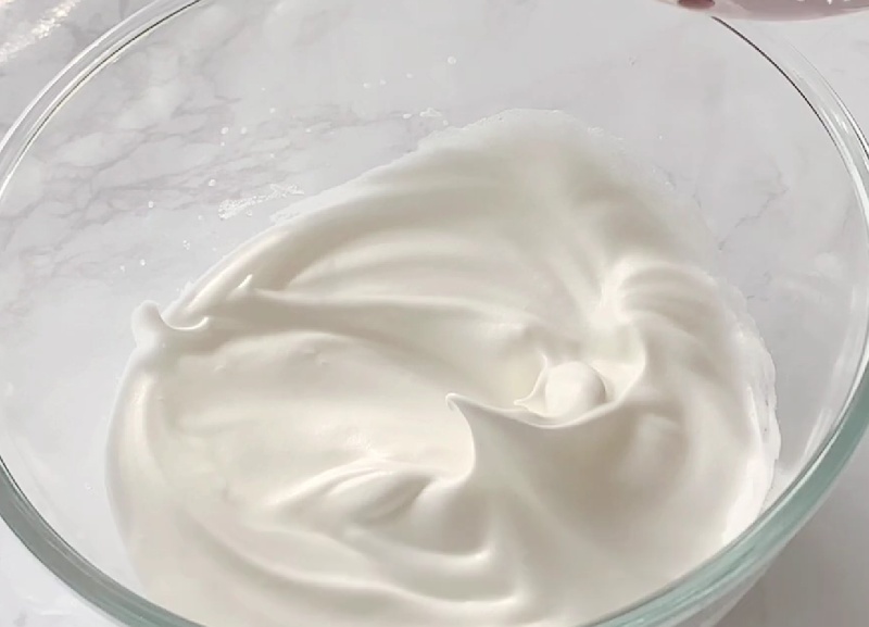 Tạo kem cho bánh từ lòng trắng trứng và đường