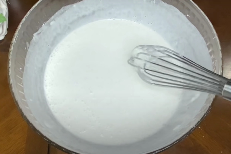 Trộn bột bánh đúc cho mịn