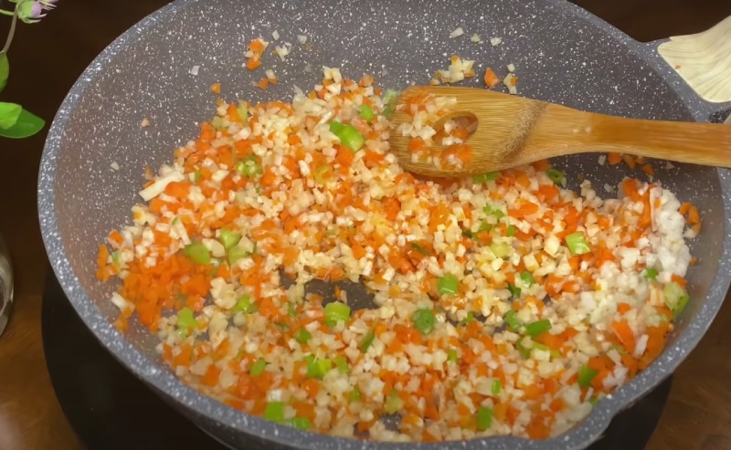 Đảo nhân bánh đúc cho chín