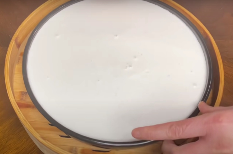 Đặt bột lên nồi hấp