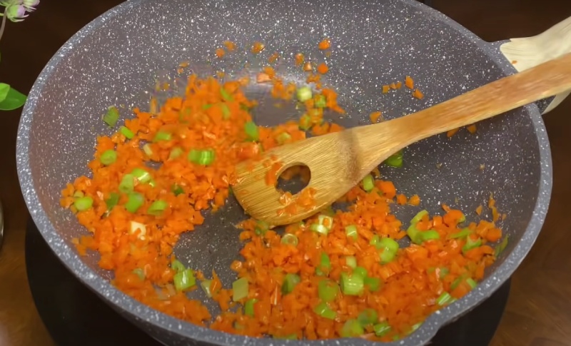 Xào nhân ăn cùng bánh đúc