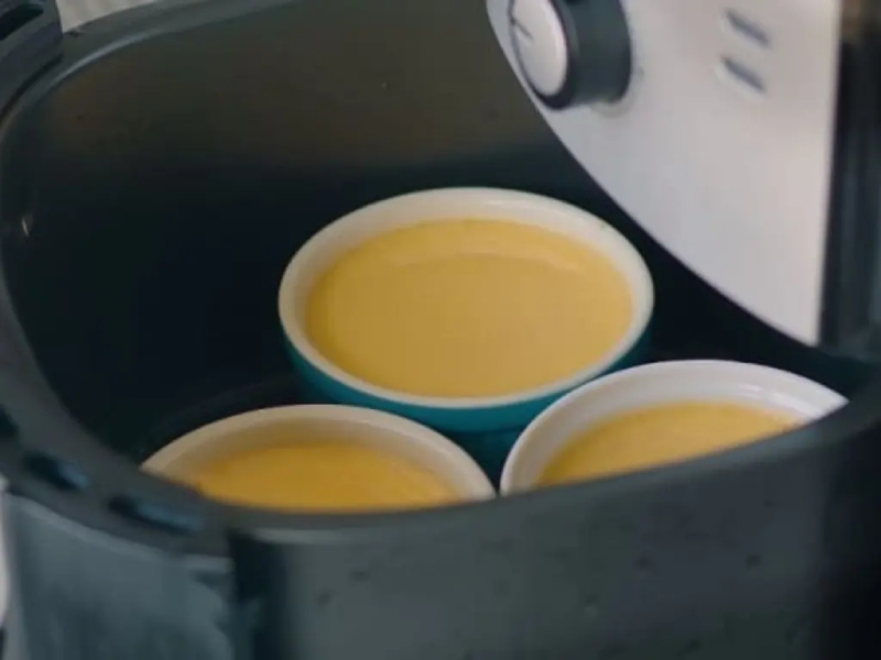 Bánh flan đặt trong nồi chiên