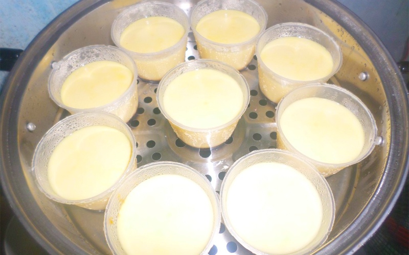 Hấp bánh flan trong xửng hấp