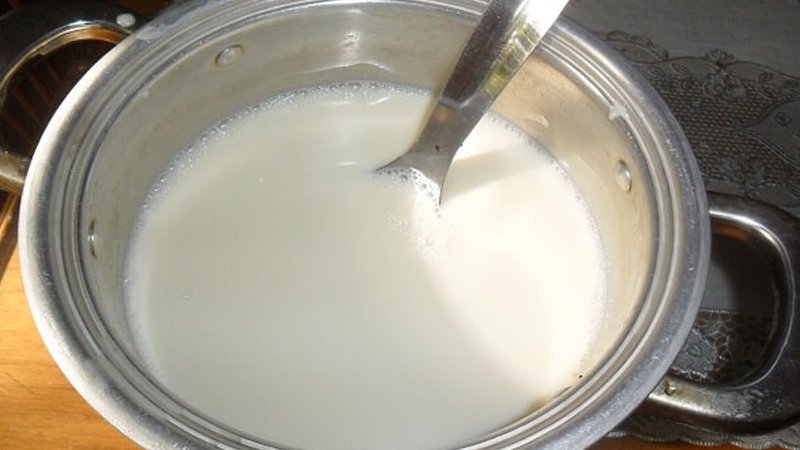 Đun hỗn hợp sữa dừa