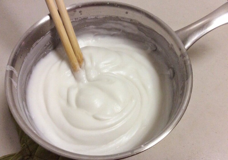 Khuấy bột làm bánh giò