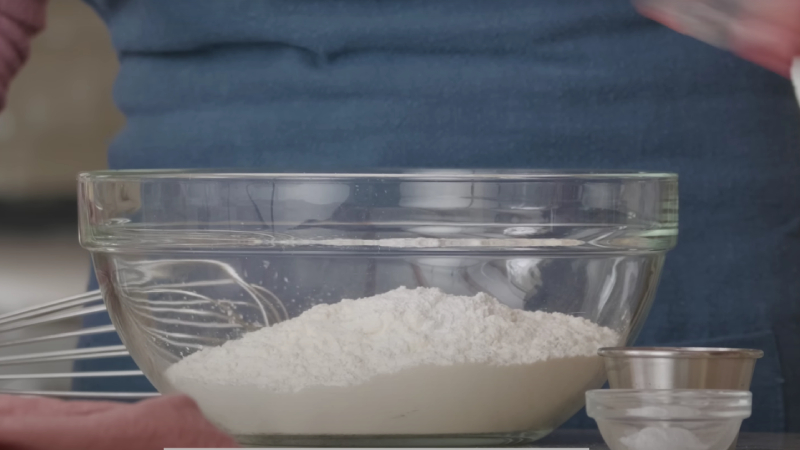 Trộn hỗn hợp phần bột khô