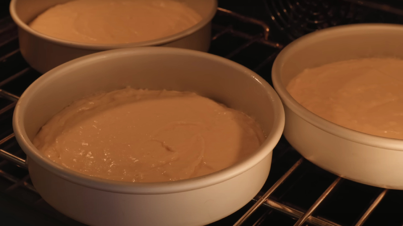 Công đoạn nướng cốt bánh