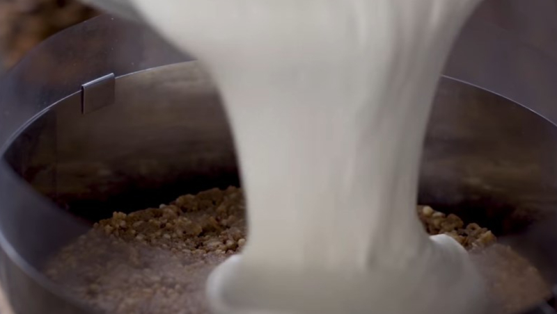 Đổ khuôn và làm lạnh bánh