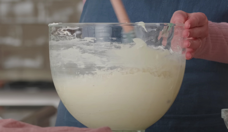 Trộn hỗn hợp bột khô vào tô trứng