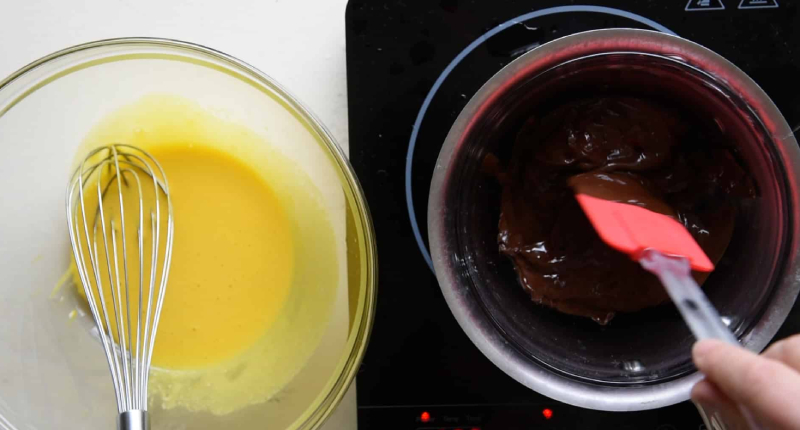 Pha hỗn hợp lòng đỏ và sô cô la